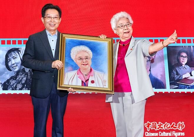 广州新华学院向田华赠送苏绣传承人朱寿珍创作的田华肖像刺绣作品 广州新华学院向田华赠送苏绣传承人朱寿珍创作的田华肖像刺绣作品